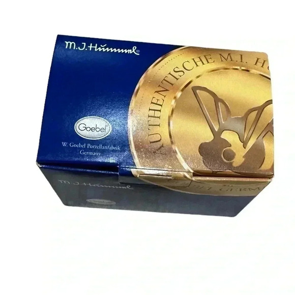 M.I. Hummel LITTLE FLAG BEARER First Issue - Picture 9 of 14